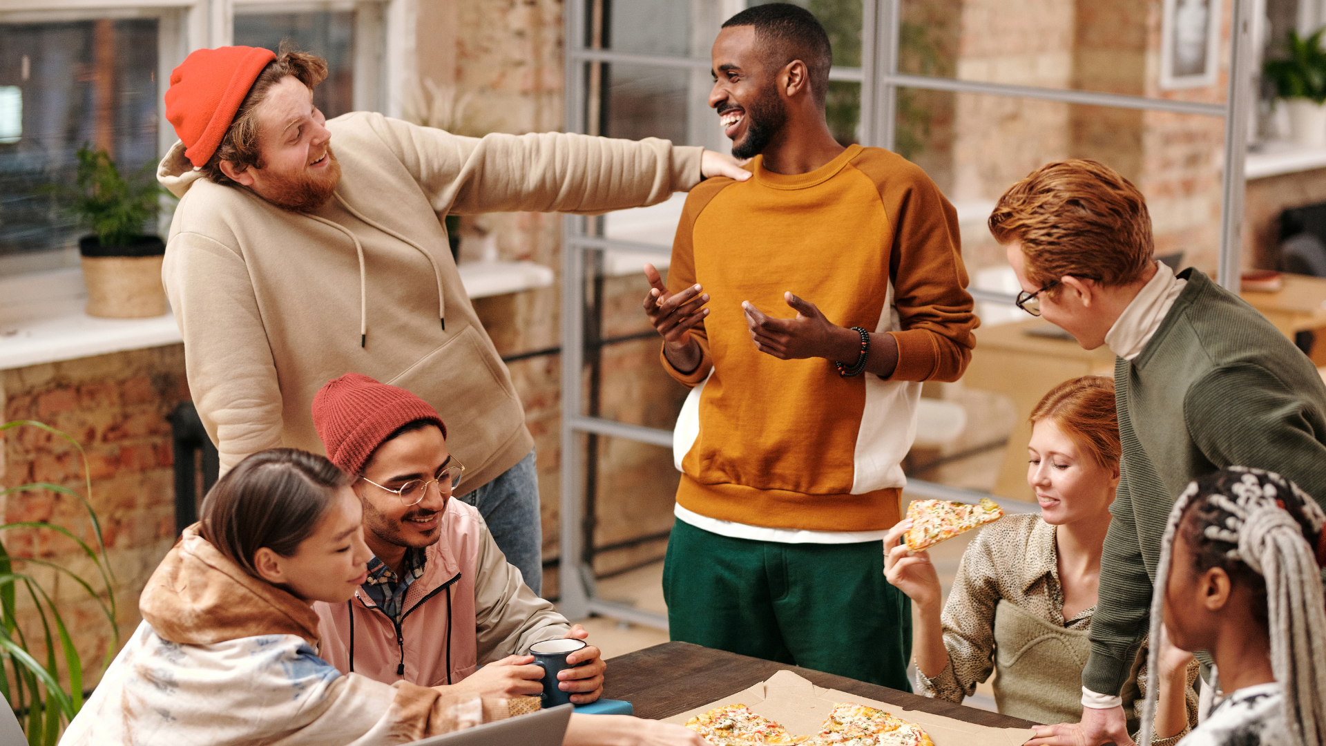 Een groep mensen geniet samen van eten en een gesprek aan tafel